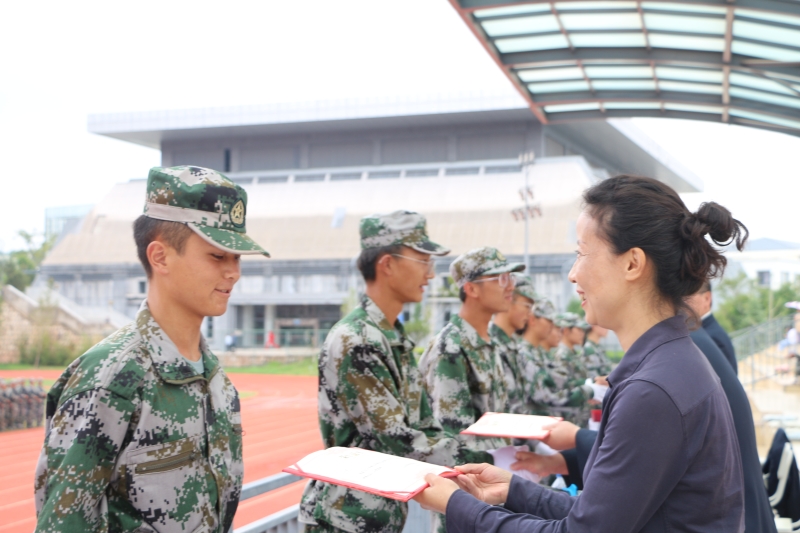 领导为军训优秀学生代表颁奖.JPG 领导为军训优秀学生代表颁奖.JPG