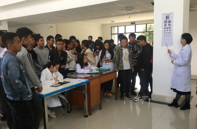 医务工作人员给学生检查视力_副本.jpg 医务工作人员给学生检查视力_副本.jpg