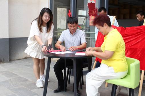 图片包含 人, 建筑, 桌子, 长凳描述已自动生成