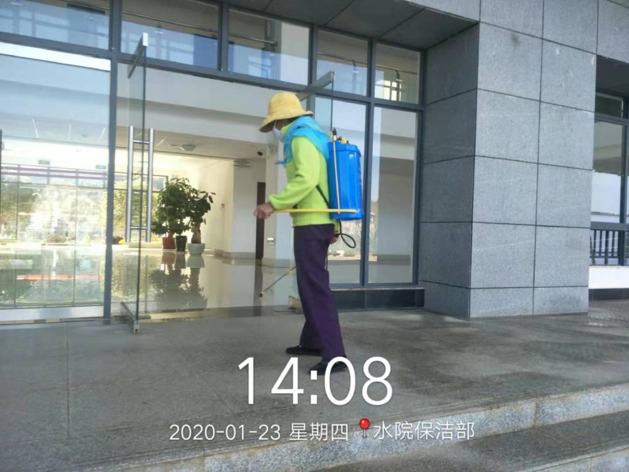 对富民校区进行消毒.jpg 对富民校区进行消毒.jpg