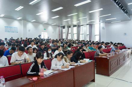 许多人在房间里 描述已自动生成 许多人在房间里 描述已自动生成