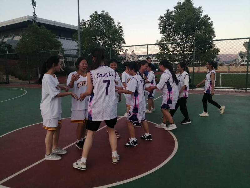 队员互相加油.jpg 队员互相加油.jpg