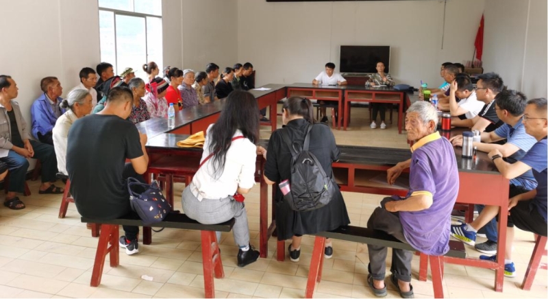 召开座谈会.jpg 召开座谈会.jpg