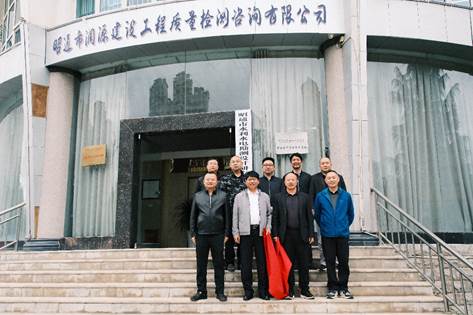 一群人站在建筑前描述已自动生成