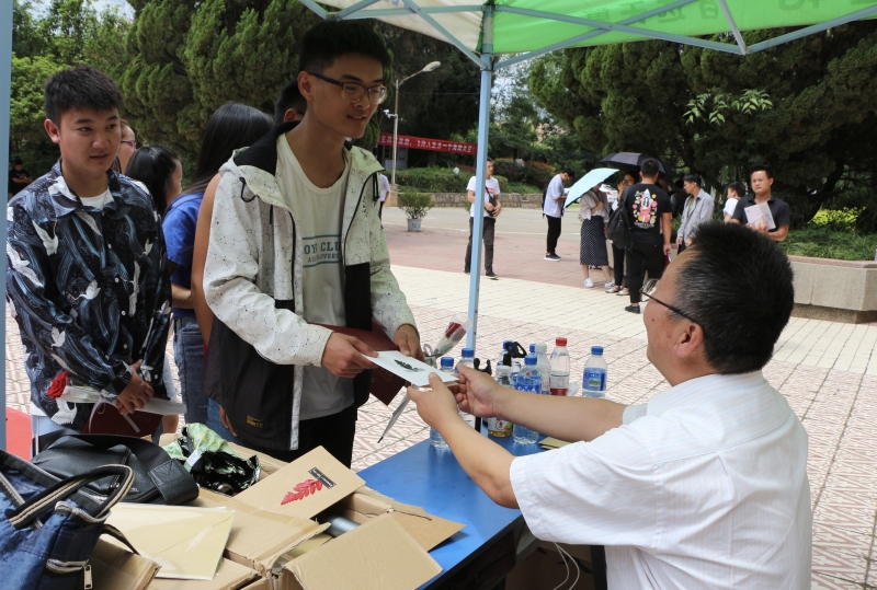 耿院长将寄语卡片赠于毕业生们.jpg