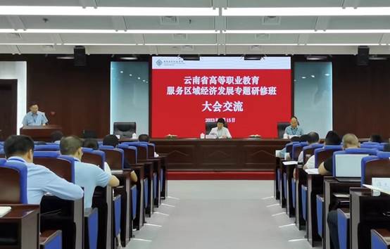 图片包含 室内, 桌子, 窗户, 房间描述已自动生成