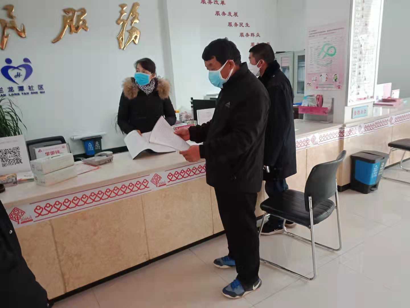 配合蓝龙潭社区做好疫情防控工作.jpg 配合蓝龙潭社区做好疫情防控工作.jpg