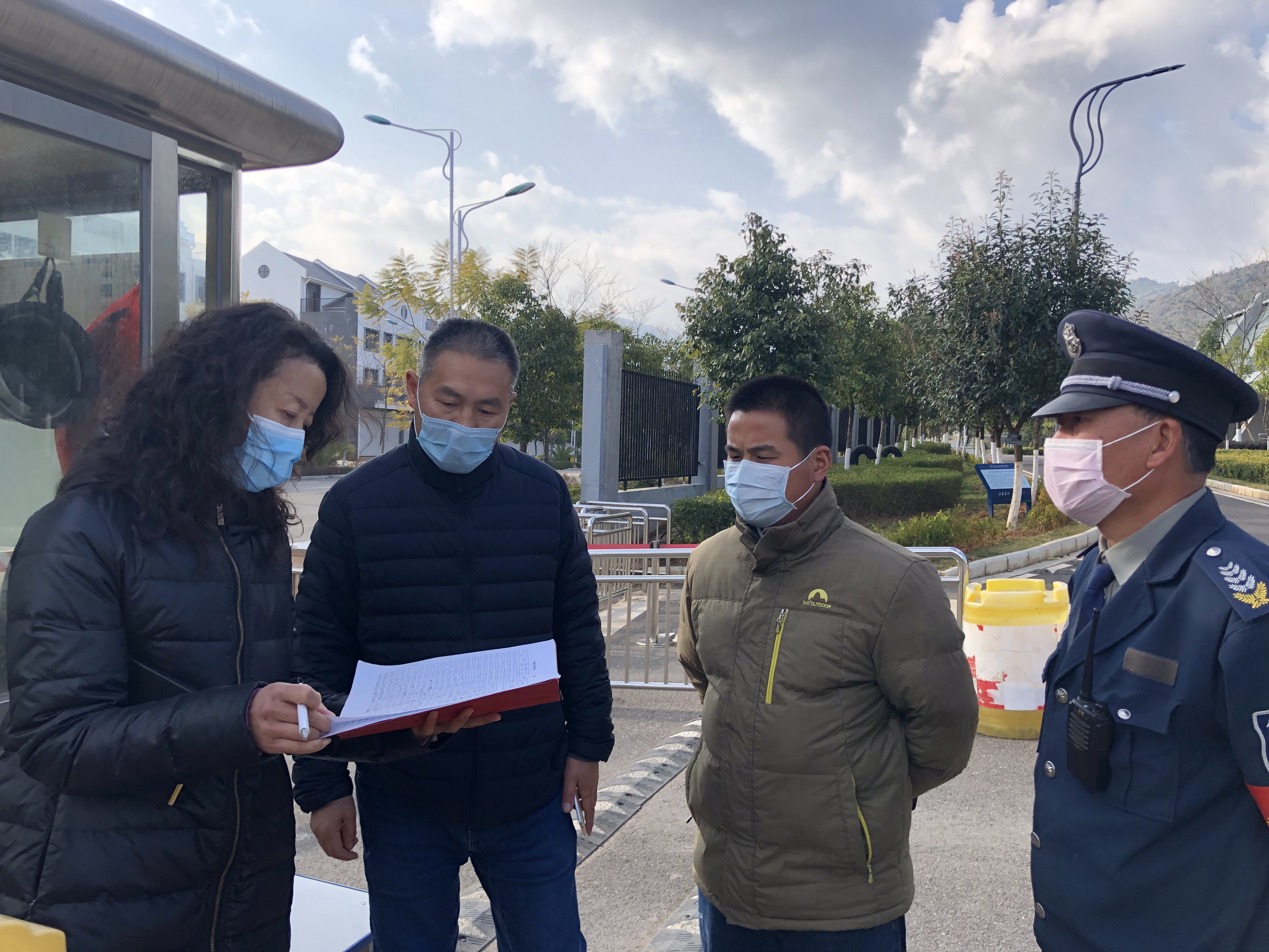 检查富民校区出入管理情况.jpg 检查富民校区出入管理情况.jpg