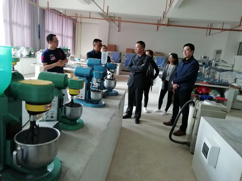 云南能投缘达建设集团有限公司正在参观我院水利系实验室.jpg 云南能投缘达建设集团有限公司正在参观我院水利系实验室.jpg
