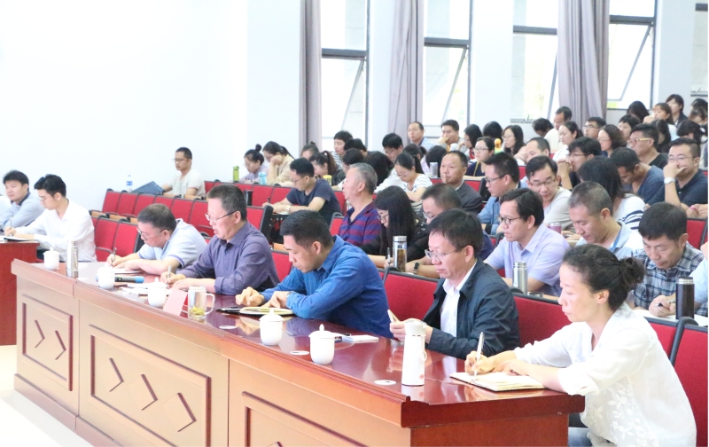 学院师生认真聆听讲座.jpg 学院师生认真聆听讲座.jpg