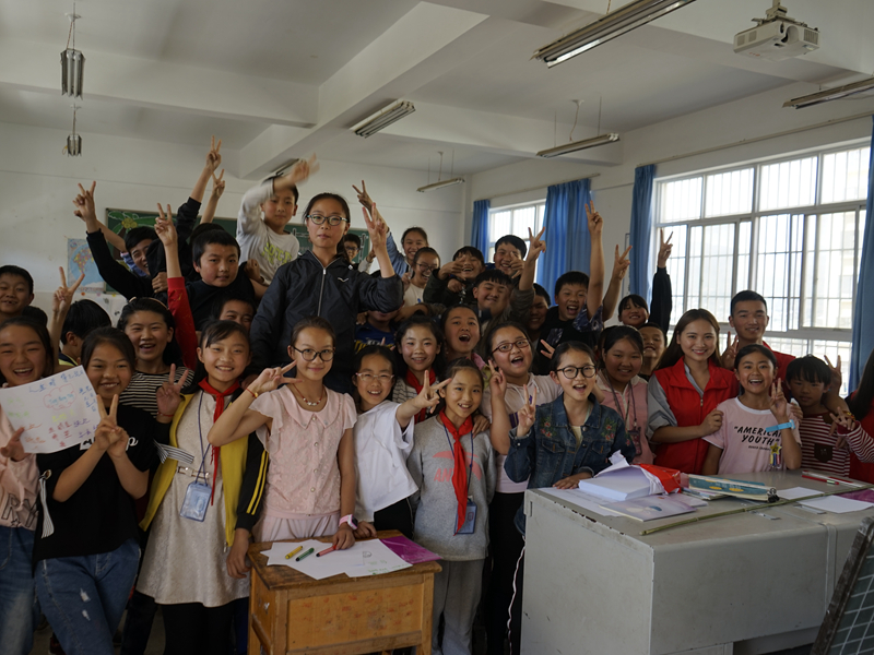 志愿者和小学生合影留念_副本.jpg 志愿者和小学生合影留念_副本.jpg