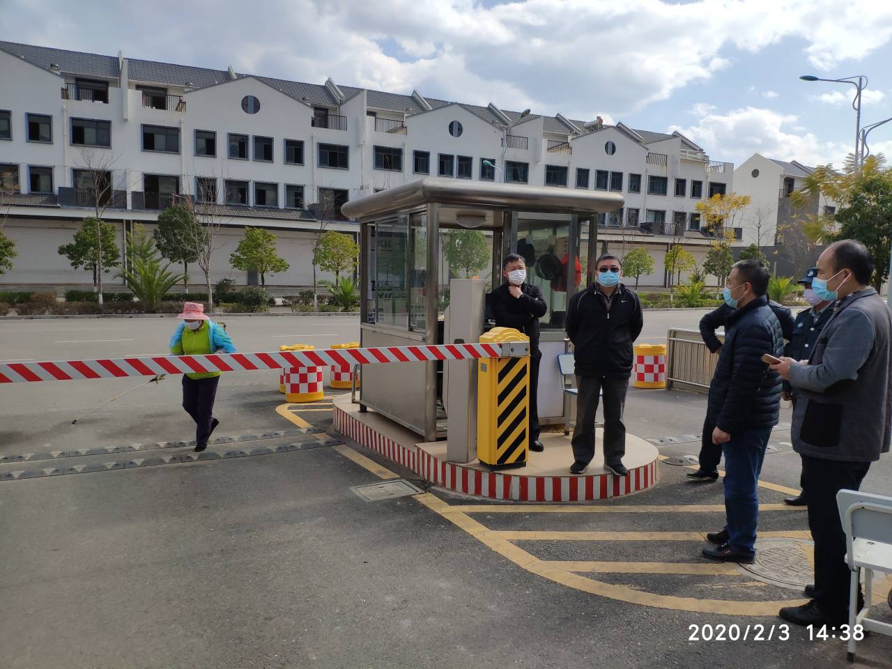 副院长刘锁富检查疫情防控情况..jpg 副院长刘锁富检查疫情防控情况..jpg