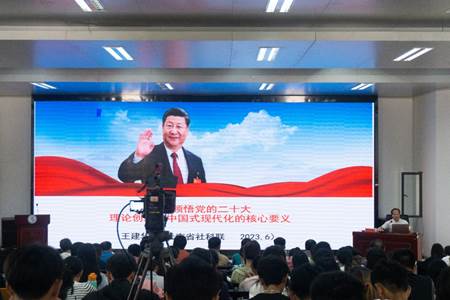 人们在看台上的人在电视前 低可信度描述已自动生成 人们在看台上的人在电视前 低可信度描述已自动生成