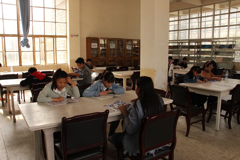 学生在认真阅读.jpg 学生在认真阅读.jpg