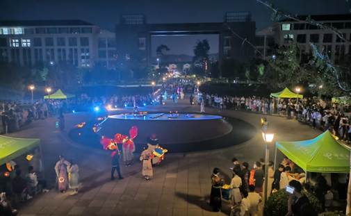 夜晚建筑亮着灯低可信度描述已自动生成