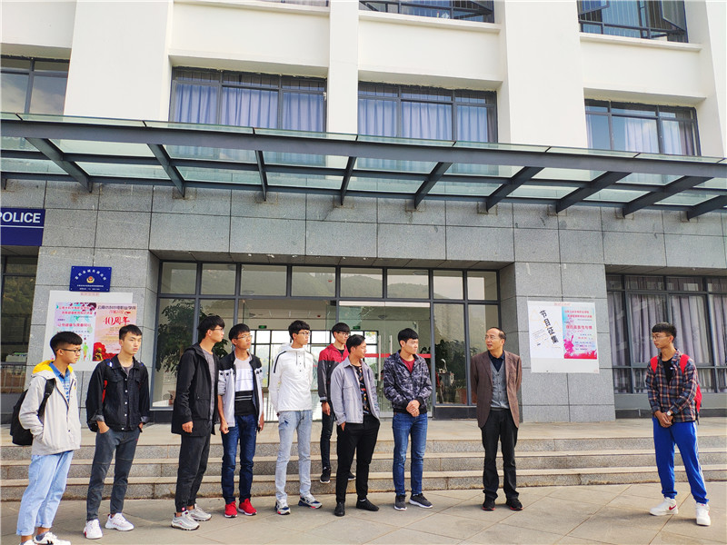 刘书记为参赛学生做赛前动员.jpg 刘书记为参赛学生做赛前动员.jpg
