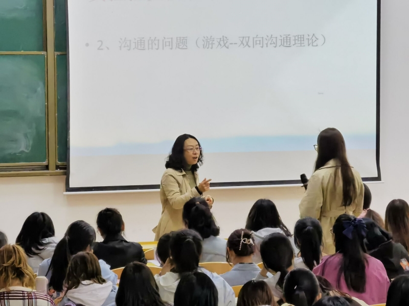 学生积极发言.jpg 学生积极发言.jpg