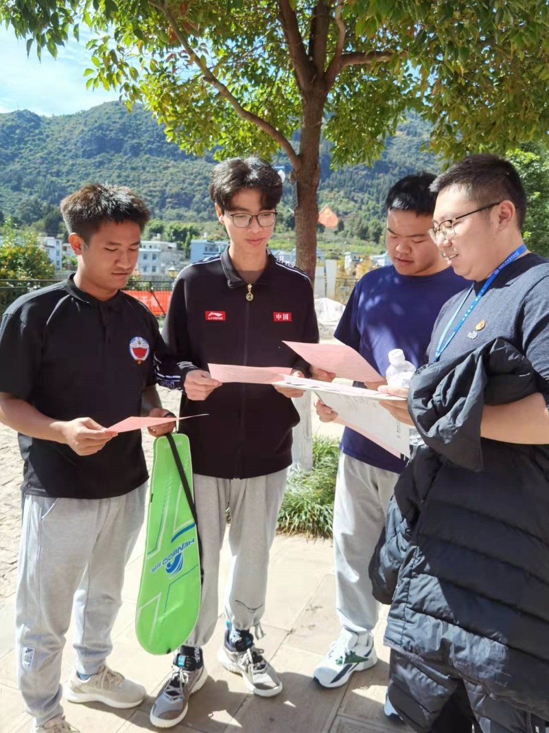 学校党员在校园内进行创文宣传.JPG 学校党员在校园内进行创文宣传.JPG