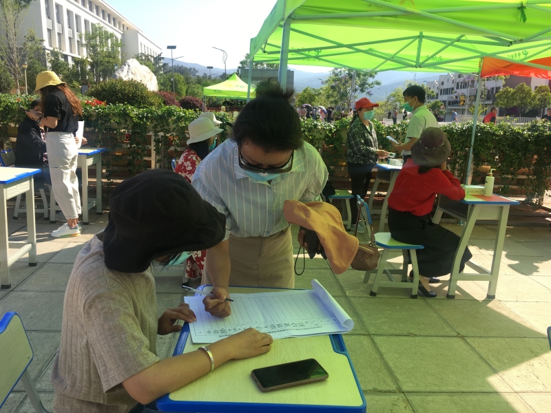 在一人一档登记册上如实填写信息和签字.jpg 在一人一档登记册上如实填写信息和签字.jpg