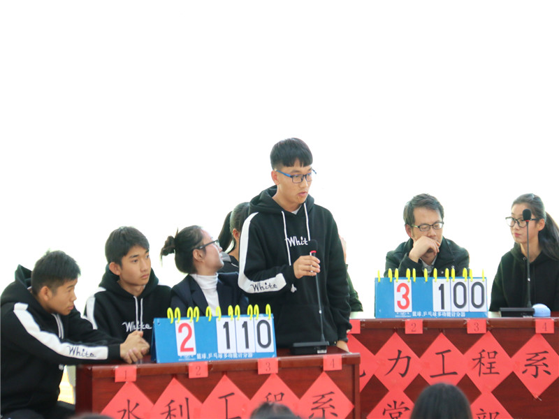 选手正在作答.jpg 选手正在作答.jpg