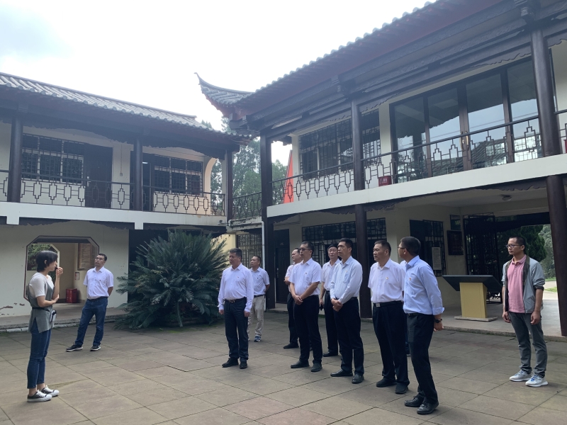 参观博物馆.JPG 参观博物馆.JPG