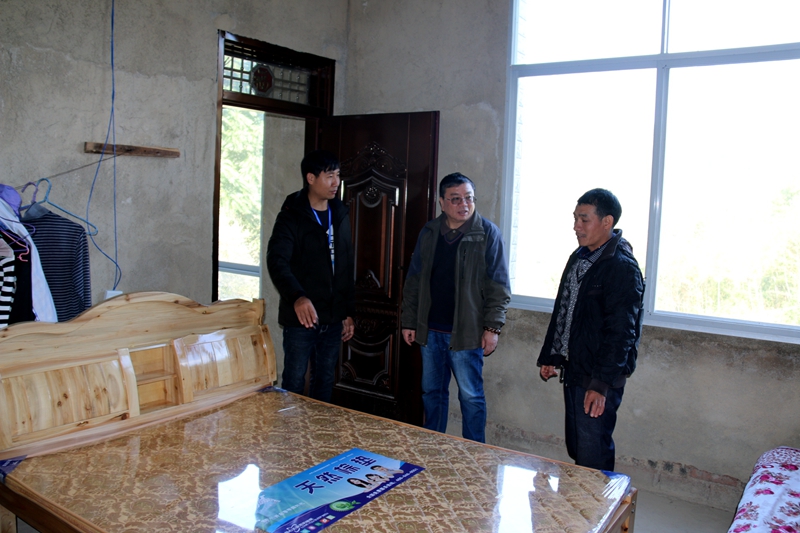 3.查看帮扶责任人为挂钩贫困户购买的家具.JPG 3.查看帮扶责任人为挂钩贫困户购买的家具.JPG
