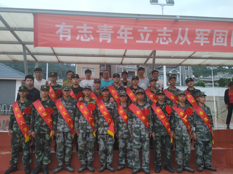 领导与我院入伍学生合影.jpg