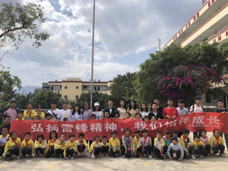 合影留念.JPG 合影留念.JPG