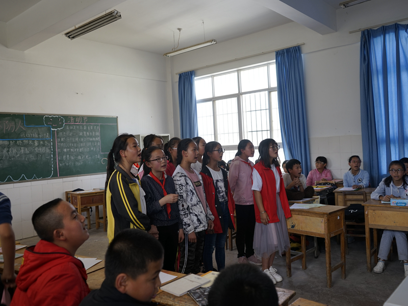 志愿者和小学生一起合唱励志歌曲_副本.jpg 志愿者和小学生一起合唱励志歌曲_副本.jpg