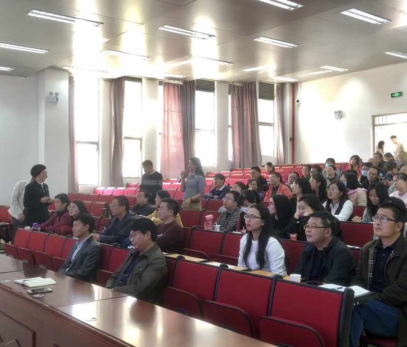 李教授跟老师现场互动.JPG 李教授跟老师现场互动.JPG
