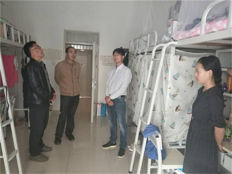刘建林书记到访学生公寓 (3).jpg 刘建林书记到访学生公寓 (3).jpg
