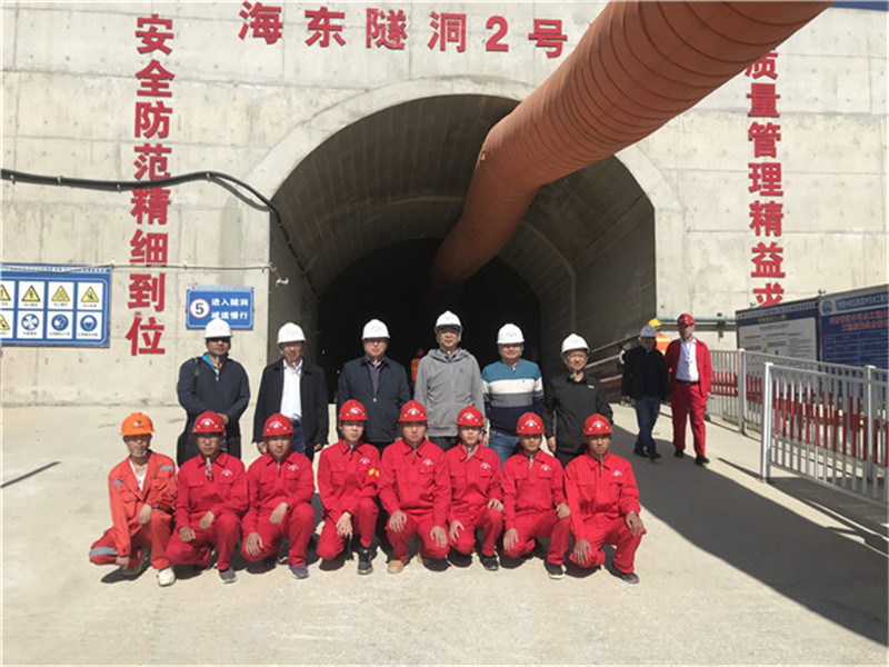 参观引水隧洞建设并看望我院实习学生.jpg 参观引水隧洞建设并看望我院实习学生.jpg