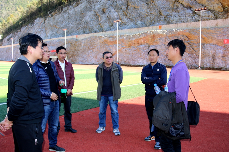 1.在体现“西畴精神”凿山而建的运动场前听取介绍.JPG