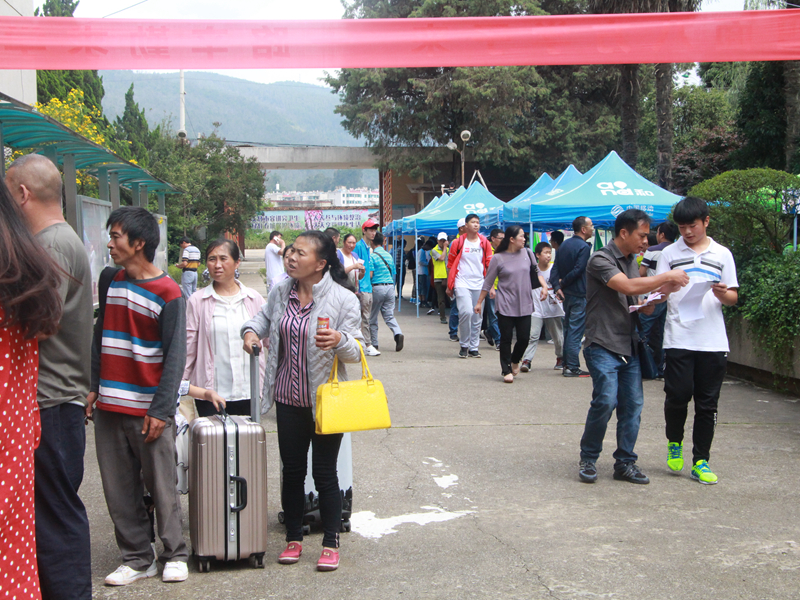 校园热闹又有序.JPG 校园热闹又有序.JPG