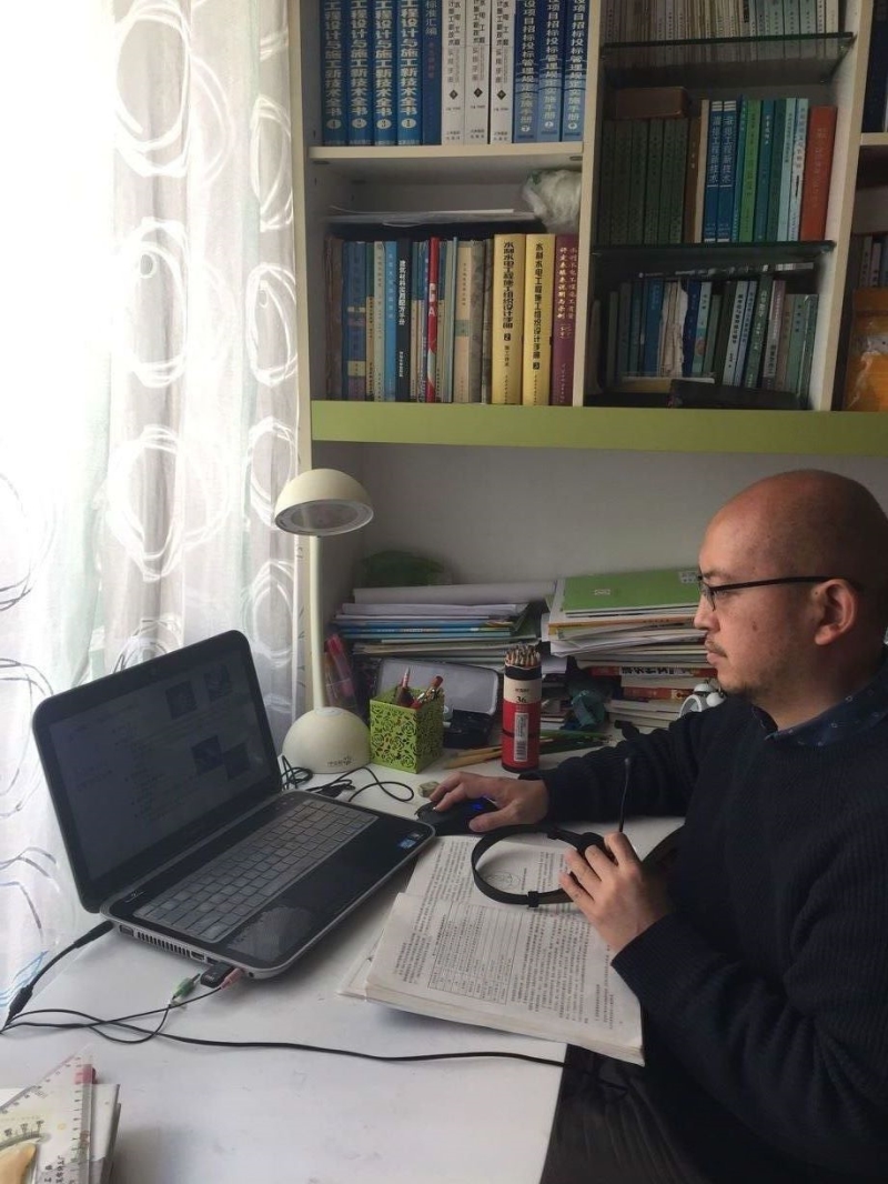 土木工程系刘治廷老师进行线上教学.jpg 土木工程系刘治廷老师进行线上教学.jpg
