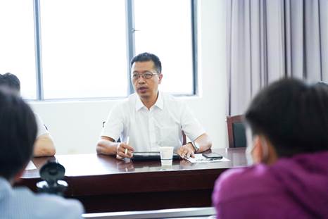 一些人在桌子前中度可信度描述已自动生成