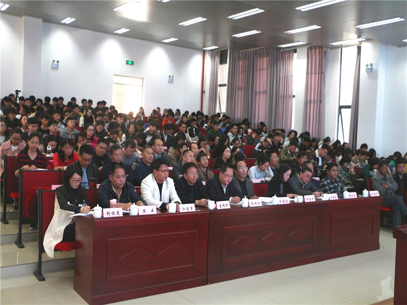 师生共同听宣讲会.jpg
