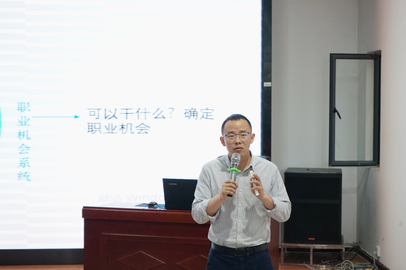 青年讲坛2(1).jpg 青年讲坛2(1).jpg