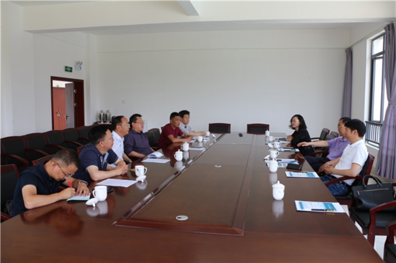 举行座谈会.JPG 举行座谈会.JPG