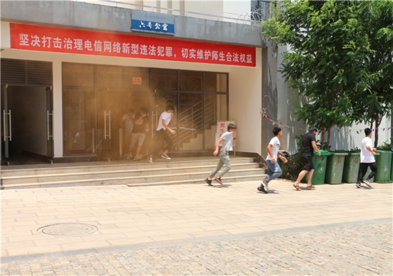 学生有序从公寓楼撤离.jpg 学生有序从公寓楼撤离.jpg
