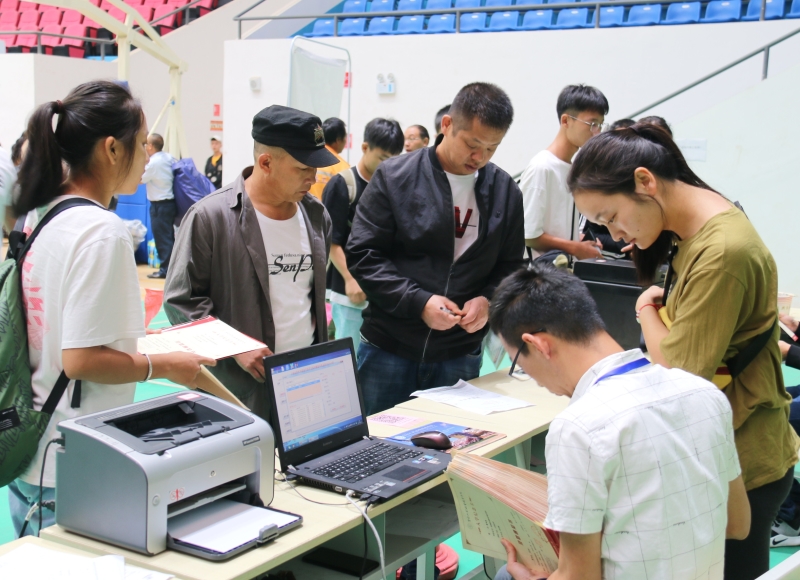 迎新工作人员为新生打印报到单.JPG 迎新工作人员为新生打印报到单.JPG