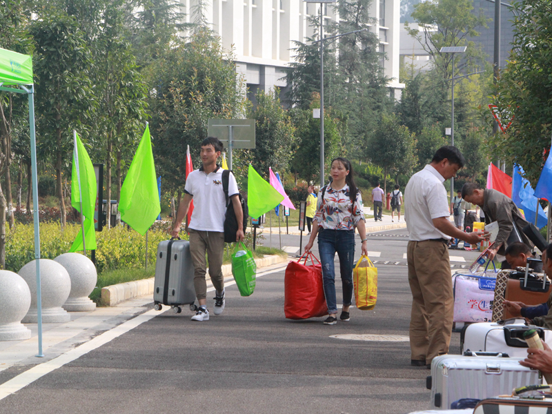 新生前来办理报到手续.JPG 新生前来办理报到手续.JPG