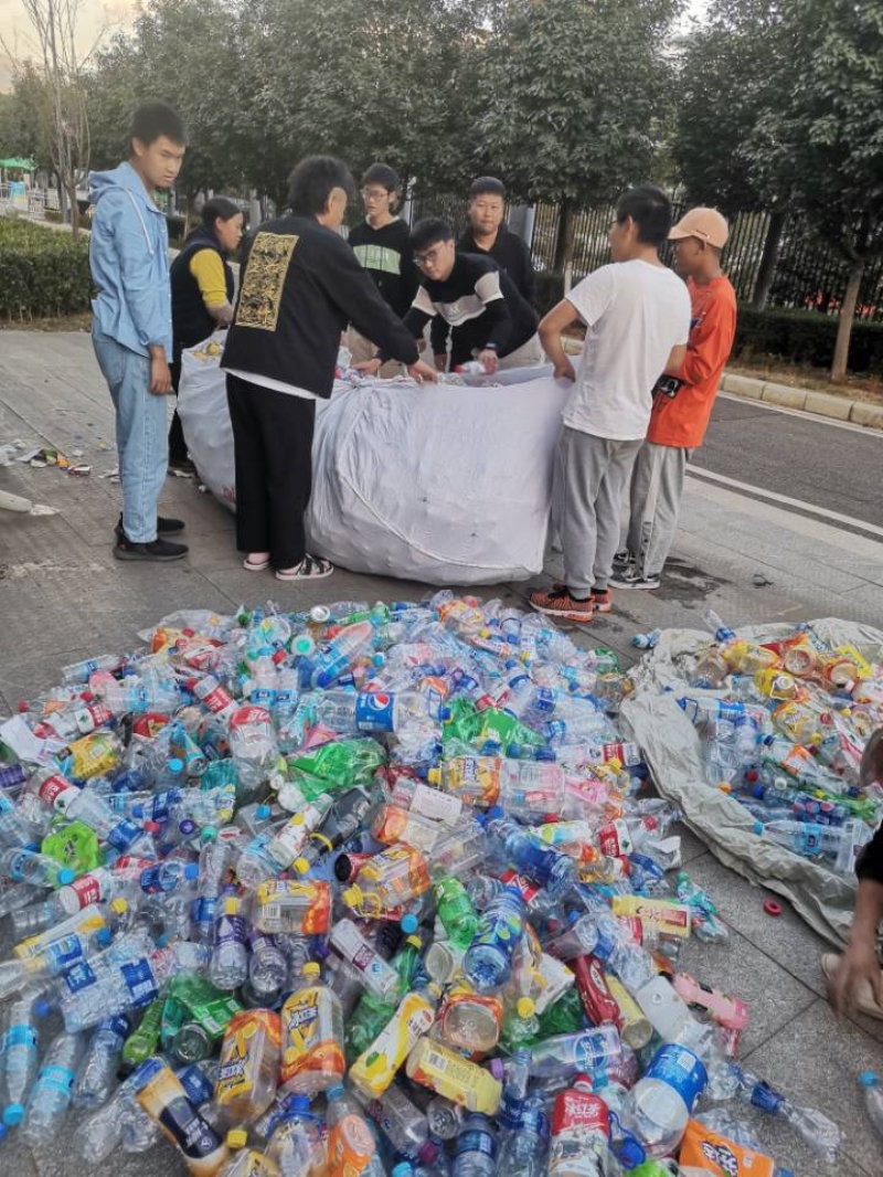 图片三:矿泉水瓶筑起爱心.jpg 图片三:矿泉水瓶筑起爱心.jpg