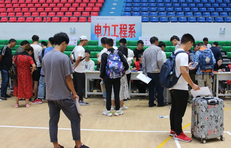 电力工程系报到点.JPG 电力工程系报到点.JPG