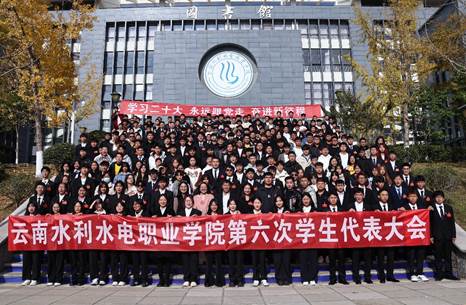 建筑前的广场上有许多人描述已自动生成 建筑前的广场上有许多人描述已自动生成