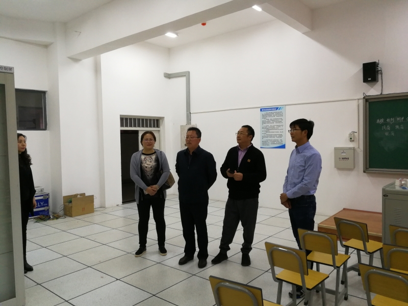 参观实验室.jpg 参观实验室.jpg