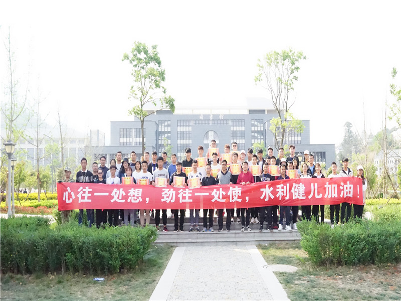 老师与获奖班级合影留恋.JPG 老师与获奖班级合影留恋.JPG