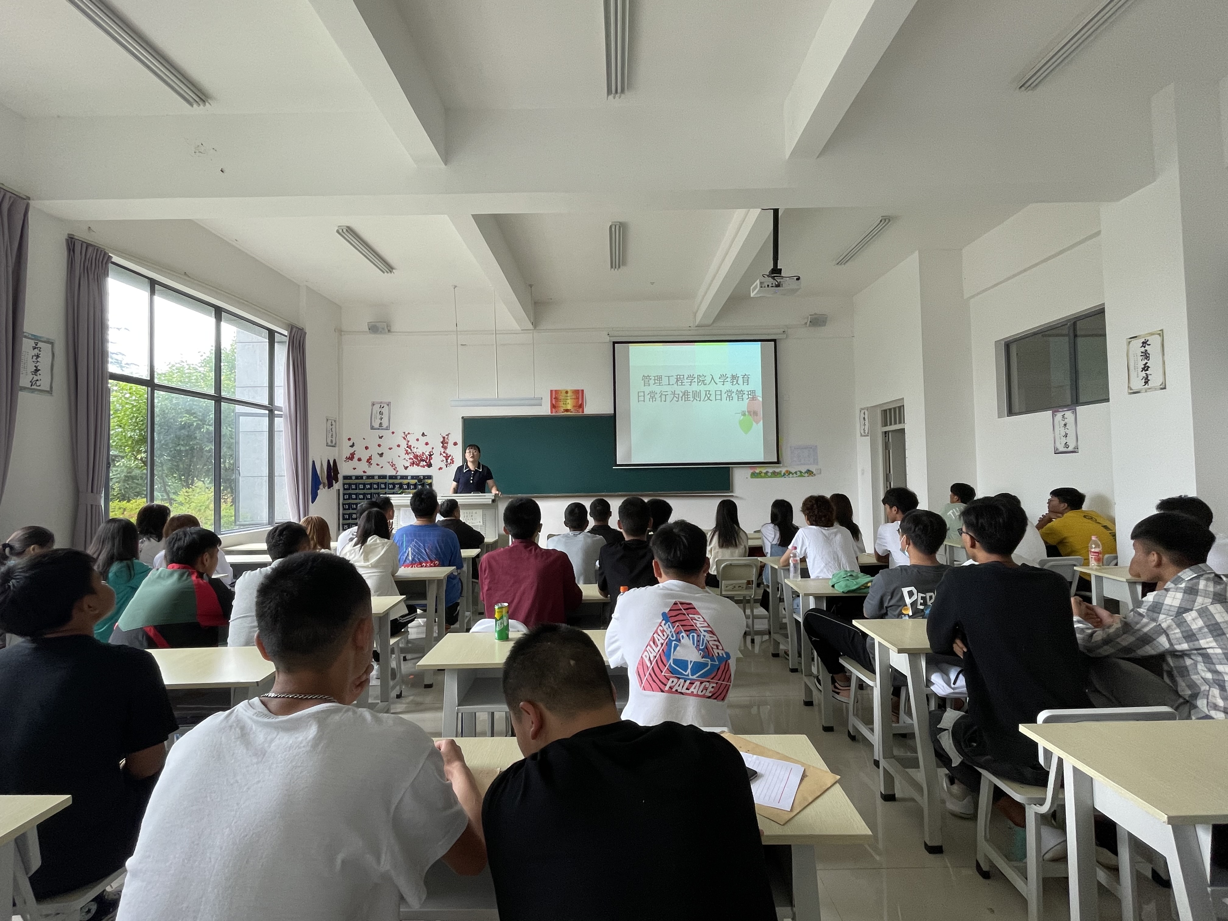 新生入学教育.jpg 新生入学教育.jpg