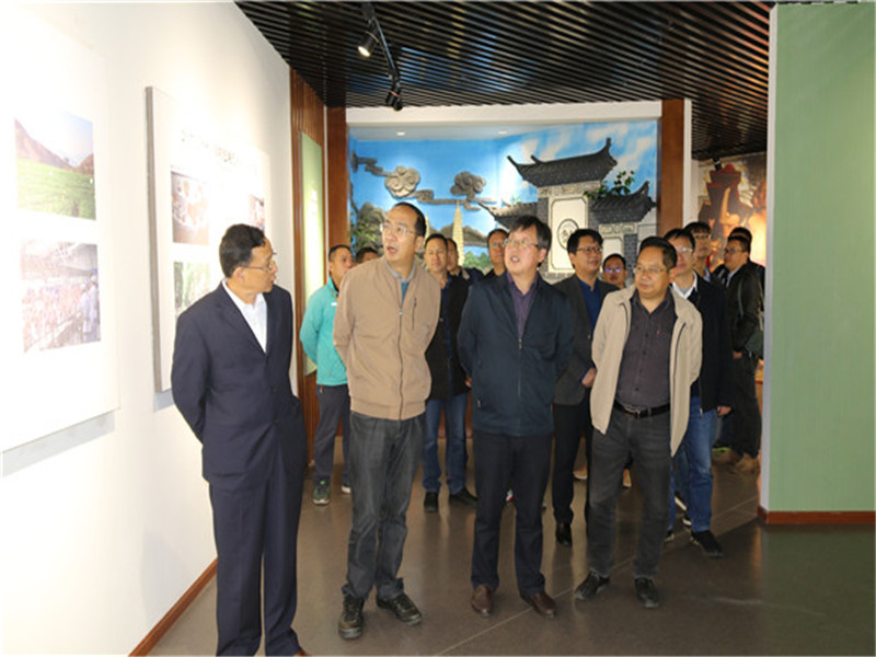 参观校史馆.JPG 参观校史馆.JPG
