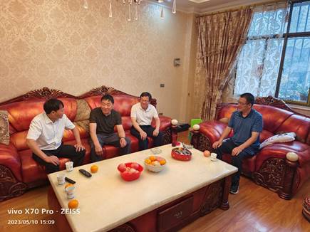 图片包含 室内, 桌子, 食物, 床描述已自动生成
